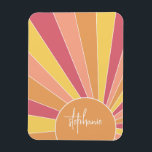 Íman Raio solar retrorado - nome do script arco-íris pa<br><div class="desc">Um design de nascer do sol colorido, de faixa retrorativa, com cores pastel. As listras são pastéis - vermelho, laranja, amarelo e azul claro. Adicione o seu nome ou monograma para fazer disto um ímã pessoal que se destacará entre os seus amigos. O nome é um script de tendência em...</div>