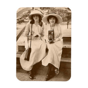 Íman raparigas com câmara de cerca de 1910
