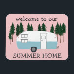 Íman Reboque da Campa DOMÉSTICA RVing Whimsical<br><div class="desc">Bem-vindos à nossa casa de verão! Veja este doce ímã de trailer retrorreflector e verifique meu compro para ver mais itens como camisetas, travesseiros, adesivos, chaveiros, toalhas e muito mais. E, claro, mais RV, campervan, moto-home e acampamento também. Personalize isto com um nome ou altere as cores. Pergunte-me, estou feliz...</div>