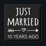 Íman Recem casados 10 Anos Atrás<br><div class="desc">Design bonito, perfeito para qualquer um que está casado há 10 anos e para uma cerimônia de renovação do voto de casamento. Ele faz um excelente combinando roupa para casais! recem casados 10 Anos Atrás, citação de um casal que se casou há 10 anos ou casal renovando votos de casamento...</div>