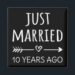 Íman Recem casados 10 Anos Atrás<br><div class="desc">Design bonito, perfeito para qualquer um que está casado há 10 anos e para uma cerimônia de renovação do voto de casamento. Ele faz um excelente combinando roupa para casais! recem casados 10 Anos Atrás, citação de um casal que se casou há 10 anos ou casal renovando votos de casamento...</div>