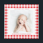 Íman Red and White Gingham Check Baby Birthdate Magnet<br><div class="desc">Cheery red e white gingham cheery é uma maneira encantadora de enquadrar a foto de um novo bebê e celebrar a chegada com um ímã quadrado com o nome e a data de nascimento. Faça este ímã para um novo pai,  avós,  família ou amigos.</div>