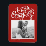 Íman Red Modern Calliografia Foto Natal<br><div class="desc">Feliz Natal! Mande desejos de Natal para a família e amigos com este imã de Natal personalizável. Apresenta caligrafia moderna e uma escrita simples sobre fundo vermelho. Personalize este ímã de Natal da caligrafia moderna adicionando sua foto, mensagem e nomes. Este cartão de Natal moderno está disponível em outros estoques...</div>