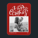 Íman Red Modern Calliografia Foto Natal<br><div class="desc">Feliz Natal! Mande desejos de Natal para a família e amigos com este imã de Natal personalizável. Apresenta caligrafia moderna e uma escrita simples sobre fundo vermelho. Personalize este ímã de Natal da caligrafia moderna adicionando sua foto, mensagem e nomes. Este cartão de Natal moderno está disponível em outros estoques...</div>