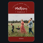 Íman Red Modern Happy Holidays Custom Family Ano de Fot<br><div class="desc">Apresentando o Red Modern Happy Holidays Custom Family Photo Year Magnet! Este cartão magnético chic e na moda é a forma perfeita de enviar uma saudação especial de alegria aos seus entes queridos durante o feriado. A design apresenta as palavras "Felizes Feriados!" elegantemente curvadas em cima do sobrenome do roteiro...</div>