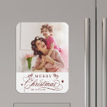 Íman Red Romantic Calliografia Feliz Foto de Natal<br><div class="desc">Magneta romântica e elegante da cozinha de fotos de feriado. Para personalização mais avançada deste design,  clique no link Personalizar Mais para alterar a fonte,  o tamanho,  a cor,  etc.</div>