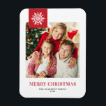 Íman Red Snowflakes Tag Feliz Foto de Natal<br><div class="desc">Celebre o espírito de Natal com nosso ímã de Natal fotográfico personalizável! Perfeito para capturar os seus momentos festivos favoritos, este ímã permite-vos criar uma vigilância única que mostra a alegria e o amor da vossa família durante a época de férias. Este ímã de Natal ilustra a tipografia clássica com...</div>