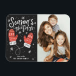 Íman Red Winter Mittens Photo Season Saudações<br><div class="desc">Celebre o espírito de Natal com nosso ímã de Natal fotográfico personalizável! Perfeito para capturar os seus momentos festivos favoritos, este ímã permite-vos criar uma vigilância única que mostra a alegria e o amor da vossa família durante a época de férias. Esta foto do ímã de Natal apresenta caligrafia moderna...</div>