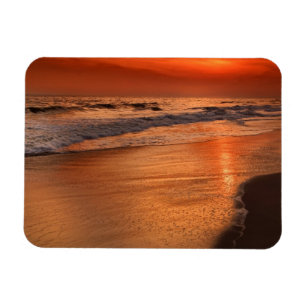 Íman Reflexões do sol sobre nuvens e costa oceânica