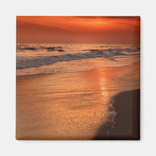 Íman Reflexos do pôr do sol nas nuvens e na costa do oc