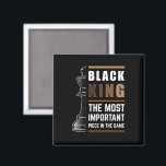 Íman Rei Negro O Mais Importante Peço No Jogo<br><div class="desc">Para Black Kings que adoram jogar xadrez. Vidas Negras Importam. Quer seja Mês da História Negra ou não, um mês não pode segurar nossa história. A África está no nosso DNA. Vista seu roupa de melanina afro-americano para homens e garotos com orgulho. Obtenha este design de empoderamento incrível hoje para...</div>