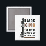 Íman Rei Negro O Mais Importante Peço No Jogo 2<br><div class="desc">Para Black Kings que adoram jogar xadrez. Vidas Negras Importam. Quer seja Mês da História Negra ou não, um mês não pode segurar nossa história. A África está no nosso DNA. Vista seu roupa de melanina afro-americano para homens e garotos com orgulho. Obtenha este design de empoderamento incrível hoje para...</div>