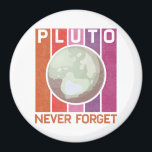 Íman Retro Nunca Esquece A Ciência Espacial Engraçada D<br><div class="desc">Isto nunca se esquece de Plutão de 1930 - o estilo vintage de 2006 é um presente engraçado para astrônomos, professores de ciência, físicos e matemáticos ou astrofísicos, que têm idade suficiente para se lembrar de quando tinham nove planetas no sistema solar, quer sejam cientistas, químicos, biólogos, engenheiros ou geeks...</div>