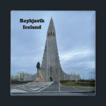 Íman Reykjavik Islândia Hallgrimskirkja Personalize<br><div class="desc">Uma bela fotografia da Catedral de Hallgrimskirkja na capital da Islândia,  Reiquiavique.  O texto diz,  Reiquiavique Islândia,  mas pode ser mudado e personalizado para ajustado de suas necessidades!</div>