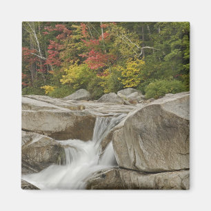 Íman Rio Swift em cascata através de pedras, Branco