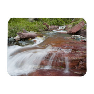 Íman Rocha vermelha em Baring Creek no Glacier National