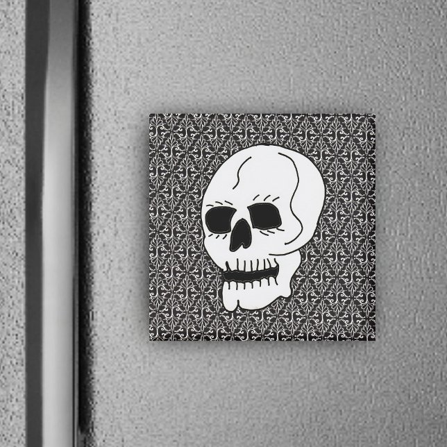 Íman Rolagem e Caveira Gótica (White skull on black and white fancy damask pattern with scrolls on square magnet.)