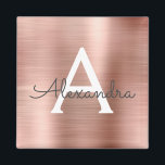 Íman Rosa Dourado - Nome do Monograma de Metal Pincelad<br><div class="desc">Rosa Dourado - Folha rosa esbranquiçada Folha esfregada Metálica Bruta Monograma e Magnet de Partido Inicial. Isto faz o doce e perfeito aniversário de 16 anos,  casamento,  chá de panela,  aniversário,  chá de fraldas ou festa de solteira presente para alguém que ama luxo de luxo e estilos quíticos.</div>