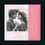 Íman Rosa Pink Forever Inicia Casamento Fotográfico Mod<br><div class="desc">O design é elegante e minimalista, com o tema "Começos Anteriores" a rosa rosa. O imã de modelo inclui campos de tipografia personalizáveis para o tema do casamento, introdução, os nomes da noiva e do noivo, o símbolo de união e a data do casamento. Trata-se de uma simples adição elegante...</div>