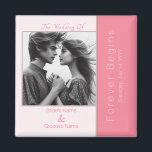 Íman Rosa Pink Forever Inicia Casamento Fotográfico Mod<br><div class="desc">O design é elegante e minimalista, com o tema "Começos Anteriores" a rosa rosa. O imã de modelo inclui campos de tipografia personalizáveis para o tema do casamento, introdução, os nomes da noiva e do noivo, o símbolo de união e a data do casamento. Trata-se de uma simples adição elegante...</div>