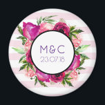 Íman Rosa Rosa Rosa Rosa Rosa Rosa Rosa Rosa Rosa Rosa<br><div class="desc">Um imã de data de casamento personalizado com as iniciais do casal. Projetado com um buquê floral composto por rosas de rosa claro e papoilas cor-de-rosa escuras com muitas folhas verdes e peludas. Um quadro em camadas acima para colocar seu dentro de texto personalizado. O fundo é um padrão de...</div>