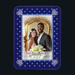 Íman Rosace Azul<br><div class="desc">Desenho de uma janela de vidro manchado semelhante à de uma antiga catedral europeia: a base desse padrão é uma janela rosa, com toques de várias cores, incluindo tons de azul, sobre um fundo azul marinho. Inclusões de rochas azuis (desenhadas). Este design também está disponível em vermelho cardinal em minhas...</div>