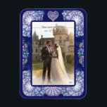 Íman Rosace Azul<br><div class="desc">Desenho de uma janela de vidro manchado de uma antiga catedral europeia: uma janela rosa, com toques de uma grande variedade de cores, incluindo tons de azul claro e azul escuro, sobre fundo azul escuro. Pincel de rocha branca (padrão). Para um toque mais romântico, eu também o usei na forma...</div>