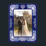 Íman Rosace Azul<br><div class="desc">Desenho de uma janela de vidro manchado de uma antiga catedral europeia: uma janela rosa, com toques de uma grande variedade de cores, incluindo tons de azul claro e azul escuro, sobre fundo azul escuro. Pincel de rocha branca (padrão). Para um toque mais romântico, eu também o usei na forma...</div>