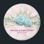 Íman Rosas azuis e Buquê Floral Coroa Casamento<br><div class="desc">Um ímã de casamento desenhado com uma foto de rosas azuis cercado por galhos e folhas e ricos. As bolhas também formam uma forma de coroa. Flores brancas e arcos azuis bonito e fita branca de legado também rodeiam os rosas. Colocado sobre um fundo de mármore rosa empoeirado.</div>