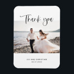 Íman Roteiro De Casamento Obrigado Foto Magnet<br><div class="desc">Obrigado de foto de casamento,  seu imã. Escrito preto simples e doce. Foto centrada com nomes e data. Desenhado por Kimberly Brett.</div>