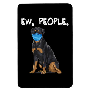 Íman rottweiler novo cão do pessoas vestindo máscara