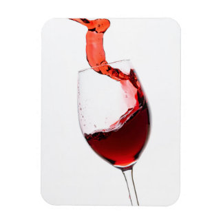 Íman Rotwein fließt ins Weinglas