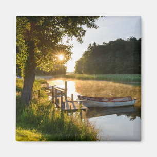 Íman Rowboat amarrado no lago