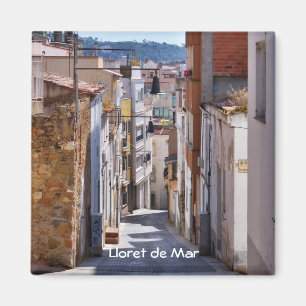 Íman Rua estreita antiga em Lloret de Mar, Espanha viag