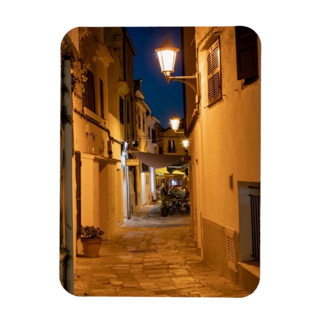 Íman Rua estreita iluminada antiga em Mahon - Menorca (Vertical)
