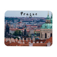 Rua, igreja de Nicolas e telhados de Praga