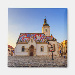 Íman Ruas, a Igreja de Mark e o pôr do sol em Zagreb,