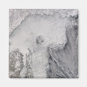 Íman Ruas de gelo e nuvens no mar de Okhotsk