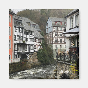 Íman Ruas de Monschau com casas de enxaimel e rio