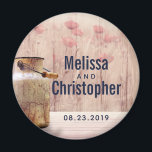 Íman Rustic Milk Can Country Weddate<br><div class="desc">Comemoração de casamento / imã salve a data com seus nomes personalizados e data de casamento. Projetado com um tema de país rústico. Uma lata velha de leite enferrujante com trigo e flores vermelhas desbotadas no fundo,  colocada contra um pano de madeira esmaecido.</div>