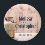 Íman Rustic Milk Can Country Weddate<br><div class="desc">Comemoração de casamento / imã salve a data com seus nomes personalizados e data de casamento. Projetado com um tema de país rústico. Uma lata velha de leite enferrujante com trigo e flores vermelhas desbotadas no fundo,  colocada contra um pano de madeira esmaecido.</div>