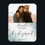 Íman Rustic Você Será O Meu Casamento Verde Da Bridesma<br><div class="desc">Este elegante design de eucalipto faz o cartão de proposta perfeito para madrinhas. Com uma paleta verde de cor verde 'em tendência', este cartão cumprimentará sua ocasião especial. Tudo o que você precisa fazer é adicionar sua própria foto e seu nome e você terá criado seu papel de carta exclusivo....</div>