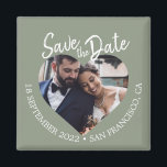 Íman Sage Verde Foto Moderno Script Salvar a Data<br><div class="desc">Ímã de salvar a data com script moderno em verde sage com uma janela de foto em forma de coração, fundo verde sage suave e texto em script escrito à mão em branco. Este design destaca sua foto de noivado enquanto compartilha claramente a data e o local do casamento em...</div>