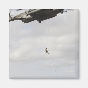 Íman Salário da Força Aérea dirigindo um dispositivo de