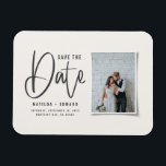 Íman Salvamento de casamento de fotos monocromáticas es<br><div class="desc">O casamento de fotos monocromáticas modernas escritas à mão é mínimo para salvar a data do convite de casamento. O fundo e a cor do texto podem ser alterados para se adequarem ao seu estilo. espaço para fotografia no verso.</div>
