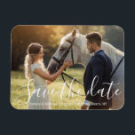 Íman salvar a data: foto de casamento de manuscrito bra<br><div class="desc">elegante,  salve a data,  foto de casamento branco de caligrafia Magnet</div>