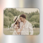 Íman salvar a foto de casamento da manuscrita branca ch<br><div class="desc">salvar nossa data,  moderno script country foto de casamento,  personalizado</div>
