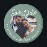 Íman Salvar Data em Script Moderno com Foto em Verde Po<br><div class="desc">Ímã de foto verde empoeirado com script moderno para salvar a data, apresentando uma janela de foto em forma de coração, fundo verde suave e texto em script feito à mão em branco. Este design exibe sua foto de noivado ao mesmo tempo em que apresenta claramente a data e o...</div>