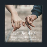 Íman Salvar O Script Elegante Moderno De Fotografia De<br><div class="desc">Anuncie sua data de casamento com esses imã salve o dia elegantes de guião manuscrito. Personalize com sua própria foto e detalhes do casamento.</div>