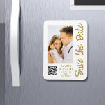 Íman Salve A Data Branca, Na moda Dourada Modern Weddin<br><div class="desc">Salve a data White Dourada Na moda com Script Modern Wedding Magnets apresenta um fundo branco com sua foto personalizada. Personalize com seu texto editando o texto nas caixas de texto fornecidas e adicione o URL do seu site para o seu código QR personalizado. Projetado para você por ©Evco Studio...</div>